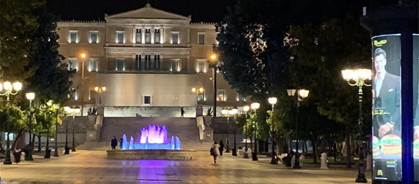 Εικόνες «πολύ μακρινών» εποχών στην άδεια Αθήνα της νυχτερινής απαγόρευσης κυκλοφορίας (φώτο)